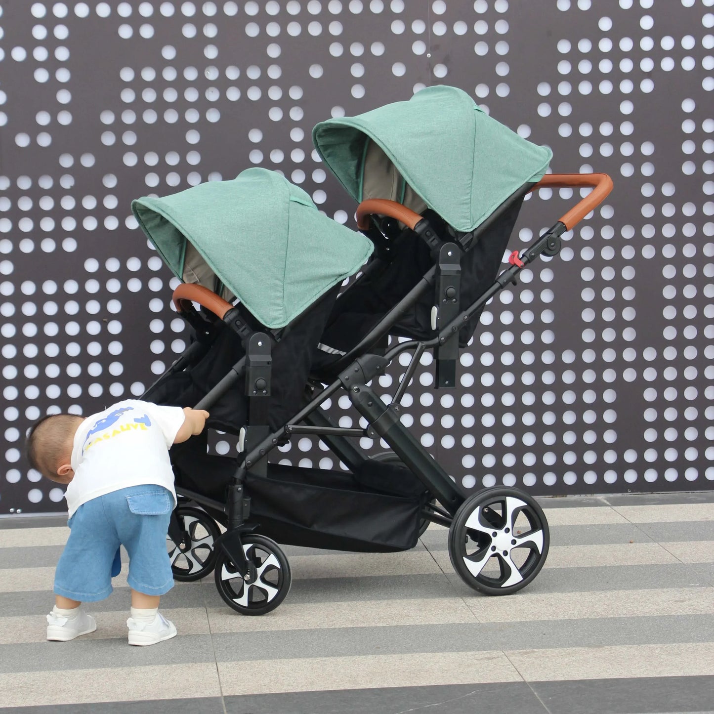 2 Babys Kinderwagen